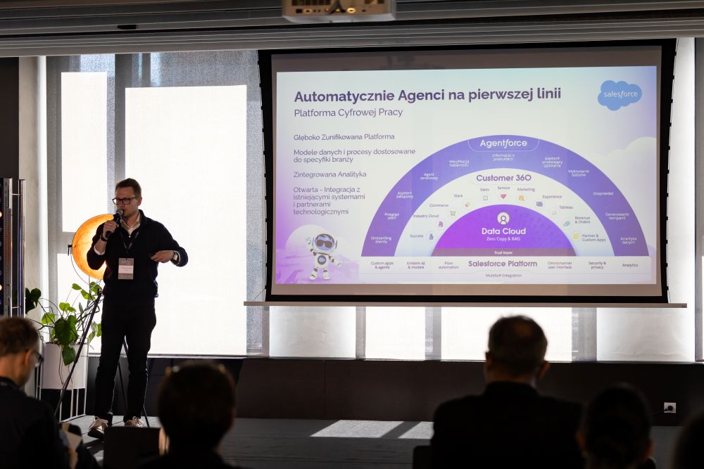 Zdjęcie z konferencji Zintegrowany Biznes - prelegent na scenie z mikrofonem