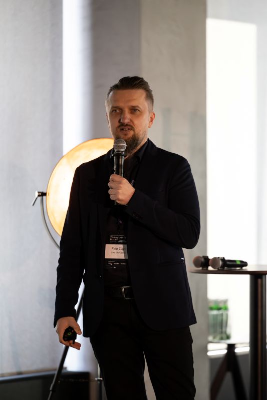 Zdjęcie z konferencji Zintegrowany Biznes - prelegent z mikrofonem