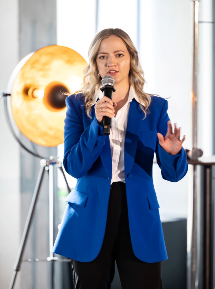 Zdjęcie z konferencji Zintegrowany Biznes - prelegentka na scenie